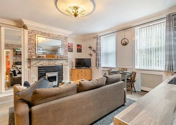 The Hyding Hole * Γουίτμπι